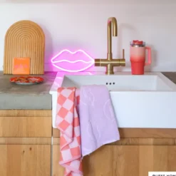 Neon LED lamp lippen - roze - 15x28x2 cm